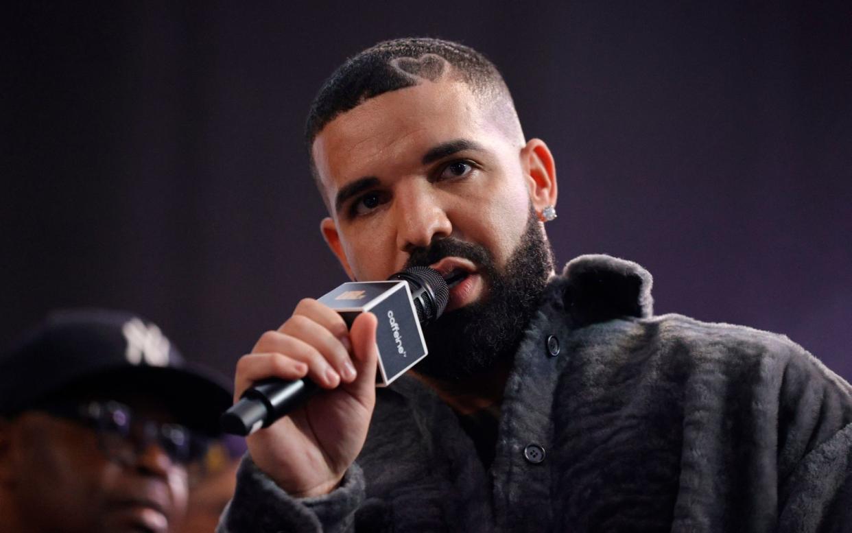 Rapper Drake hat den legendären Ring des 1996 erschossenen Tupac Shakurs für mehr als das Dreifache ersteigert, als das Schmuckstück ursprünglich Wert war. (Bild: 2021 Getty Images/Amy Sussman)