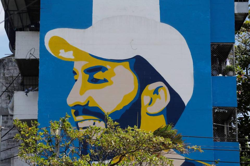 UN MURAL alusivo al presidente Nayib Bukele pintado en un edificio multifamiliar, hoy en San Salvador, El Salvador. La seguridad y los derechos humanos se colocan como los polos opuestos de la gestión de Nayib Bukele como presidente de El Salvador.