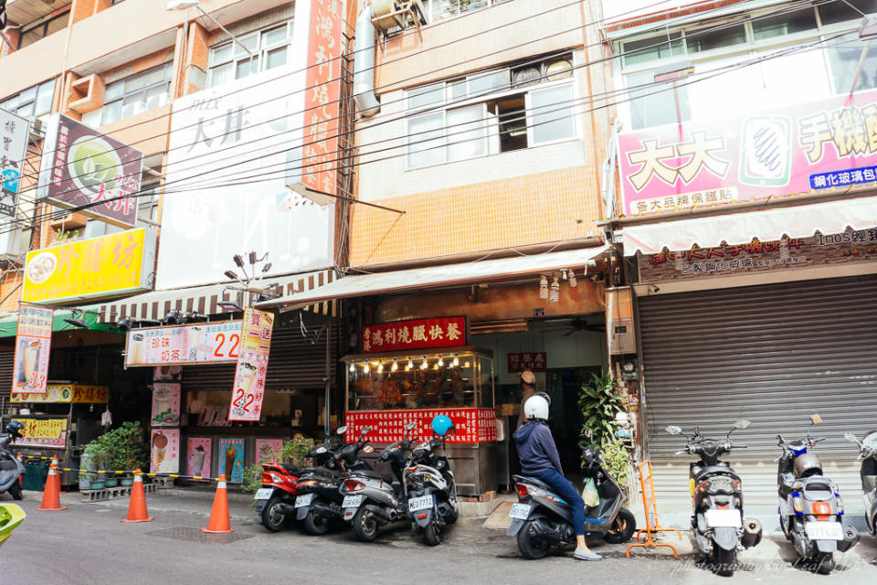 香港鴻利燒臘快餐,逢甲便當街,逢甲燒臘便當,逢甲便當外送,逢甲學生美食,逢甲美食,逢甲小吃,逢甲必吃,逢甲三寶飯,逢甲叉燒飯,逢甲燒肉飯