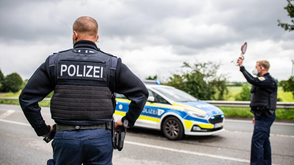 Ein Polizeibeamter steht bei einer Corona-Einreisekontrolle der Bundespolizei an der deutsch-niederländischen Grenze.