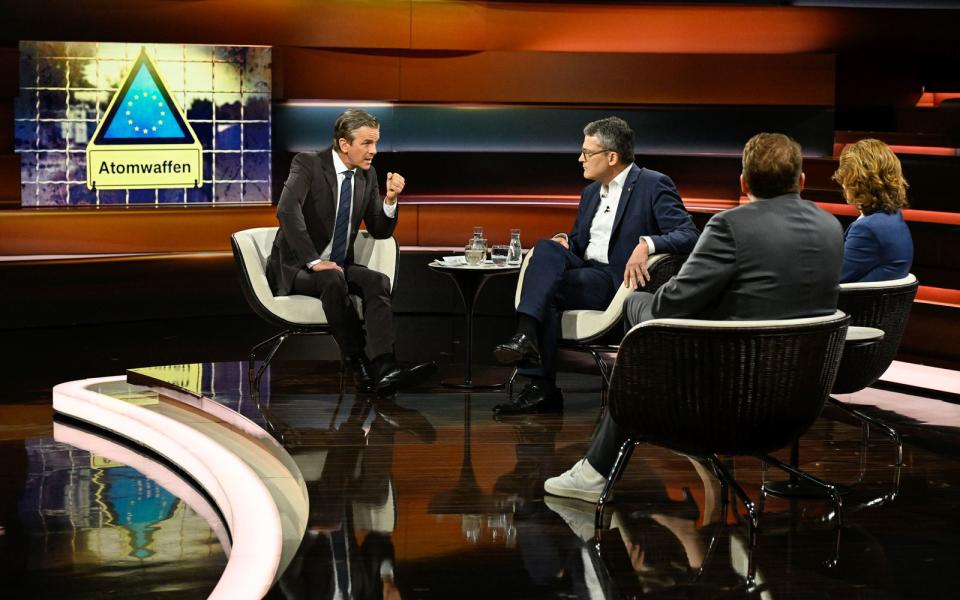 ZDF-Moderator Markus Lanz sprach am Mittwoch mit seinen Gästen auch über die Überlegung, europäische Atomwaffen einzuführen. (Bild: ZDF / Markus Hertrich)