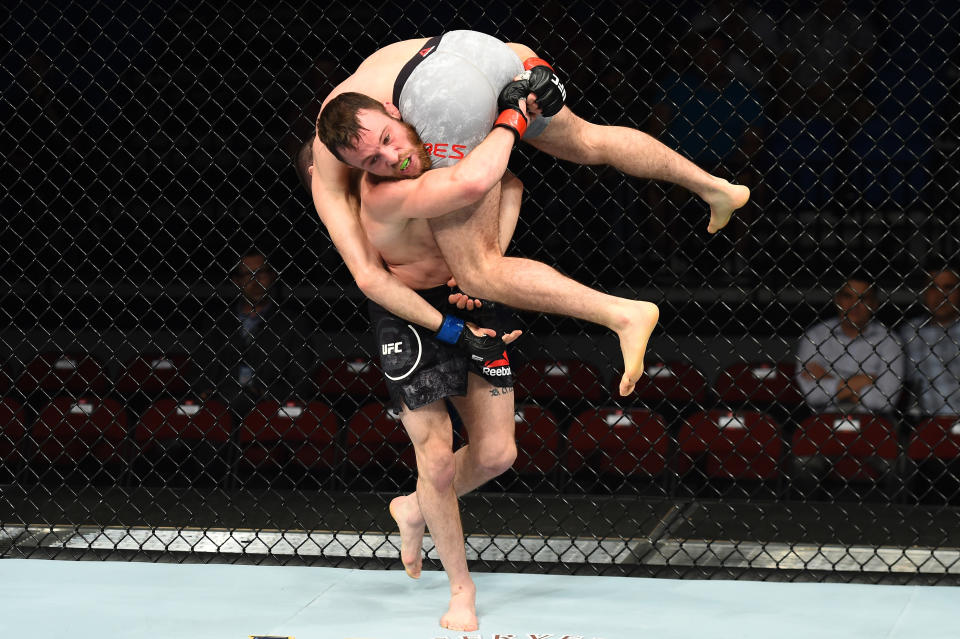 <span>Don’t try this UFC move at home, kids</span>. (Getty Images)