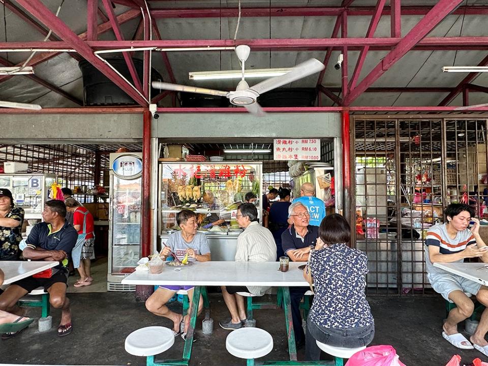 Look for the stall which is the second one from the end of the row of the Chinese stalls along Jalan 2/27