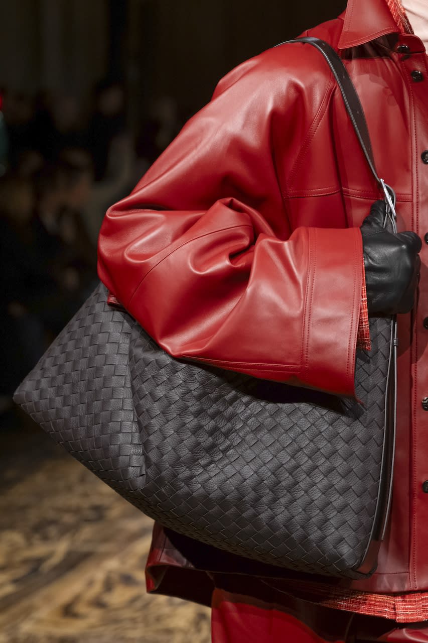 Bottega Veneta 2024秋冬時裝騷潮流筆記：李英愛、劉俊謙現身；下期流行一大一小孖裝手袋？