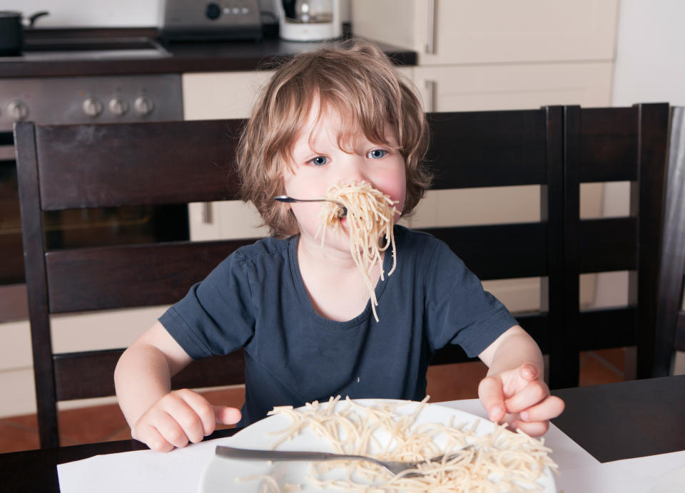 Wenn Kinder essen, geht gern mal einiges daneben. Doch anfangs muss man erst einmal herausfinden, was die Kleinen überhaupt haben wollen. (Symbolbild: ddp Images)