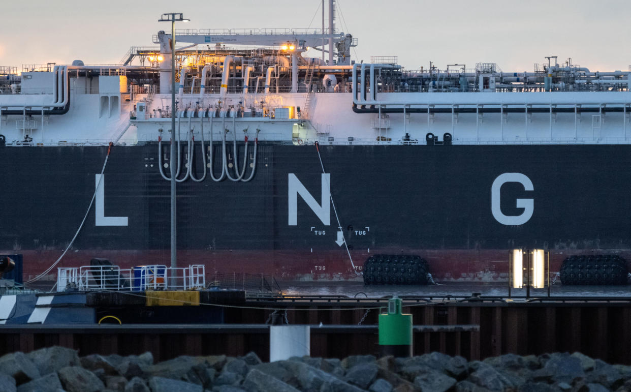 Die fast 300 Meter lange „Energos Power“ liegt im Hafen. Auf der Insel Rügen kann Flüssigerdgas angelandet und nach der Umwandlung in Gas über eine Erdgas-Anbindungsleitung nach Lubmin in das deutsche Verteilnetz eingespeist werden.  - Copyright: picture alliance/dpa | Stefan Sauer