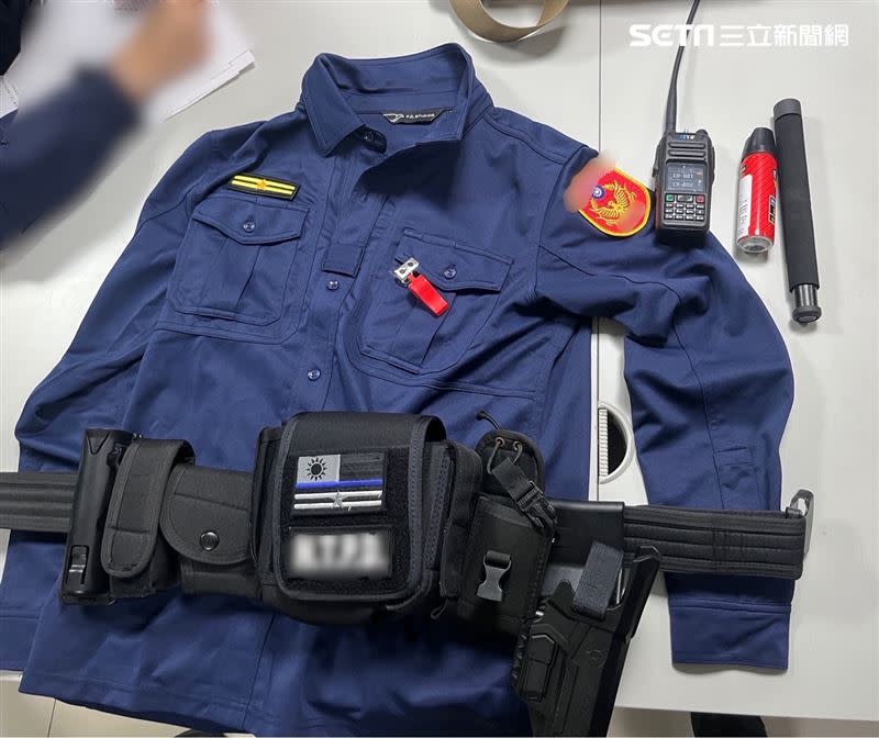 洪男今年1月間被新莊警方逮捕時，身上所穿的警察制服及相關裝備。（圖／翻攝畫面）