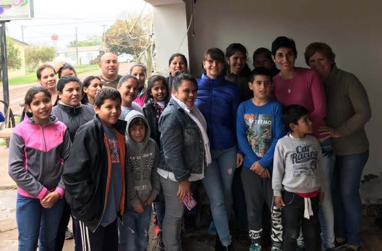 Amalia Granata junto a los vecinos de la Villa Minetti de Santa Fe. Foto: Instagram/amaliagranata/