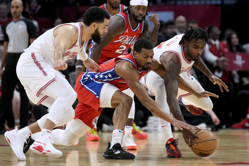 Philadelphia 76ers guard De'Anthony Melton, center, and Houston Rockets forward Tari Eason, right, chase the ball during the first half of an NBA basketball game Friday, Dec. 29, 2023, in Houston. (AP Photo/Eric Christian Smith)