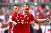 Football Soccer - Bayern Munich v Augsburg - German Bundesliga - Allianz Arena, Munich, Germany - 01/04/17 - Bayern Munich's Thomas Mueller celebrates with his teammate Thiago after scoring a goal. REUTERS/Michael Dalder