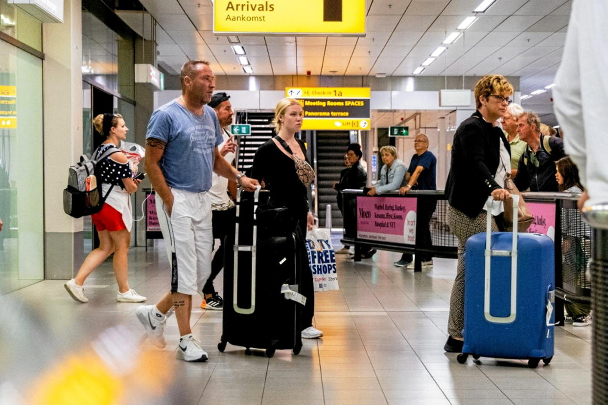 Des vacanciers arrivent à l'aéroport international de Schiphol (Pays-Bas), le 24 juillet 2023, après avoir été évacués de l'île de Rhodes, en Grèce.  - Credit:ANP via AFP