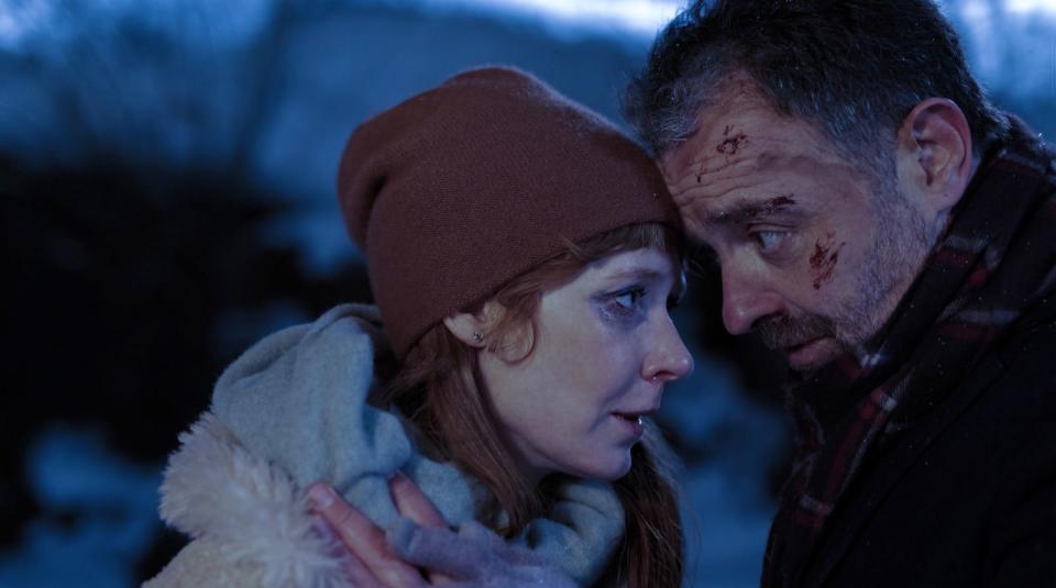 Angeschlagen, aber auch geläutert, wie es sich für einen Weihnachts-Fiesling am Ende des Films gehört? Jerry (Juergen Maurer) und seine aktuelle Liebe Bea (Sarah Bauerett) sprechen sich aus.  (Bild: ARD Degeto/Mona Film/Atalante Film/Heinz Laab)