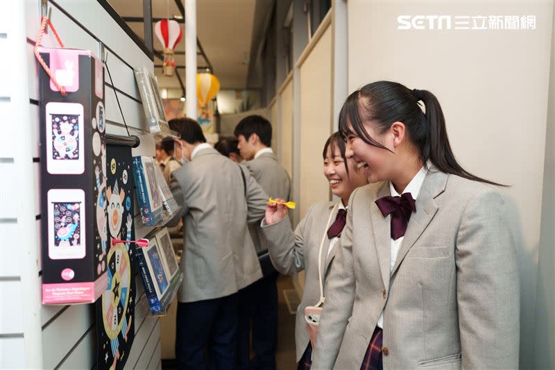 橘高校吹奏部學生逛總圖，對自創品牌相當驚喜。（圖／高市府提供）