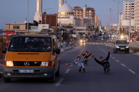 Palestinian boys of Gaza skating Team rollerblade on a street in Gaza City March 8, 2019. REUTERS/Mohammed Salem