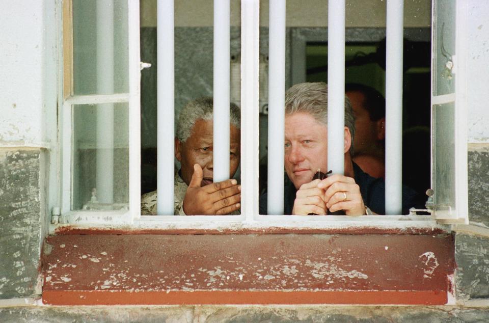 27 mars 1998. Le président des Etats-Unis de l'époque, Bill Clinton, visite la cellule de Robben Island, où Nelson Mandela fut emprisonné 18 de ses 26 années de prison. AFP