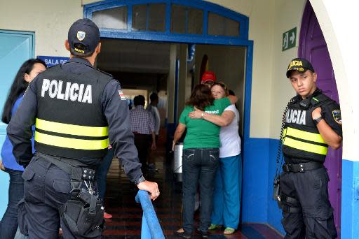 Policías supervisan el proceso de votación en una estación de urnas en San José, durante el balotaje presidencial realizado en Costa Rica, el 6 de abril de 2014. (AFP | Ezequiel Becerra)