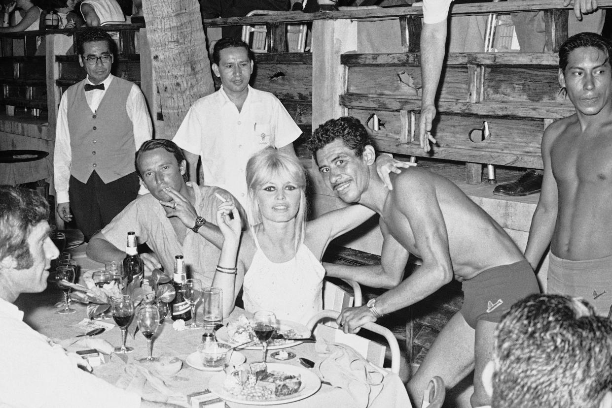 La actriz Brigitte Bardot y su esposo Gunter Sachs, durante unas vacaciones en Acapulco, México en 1966. En la imagen fue fotografiada junto a los famosos clavadistas de la bahía. (AP Photo)