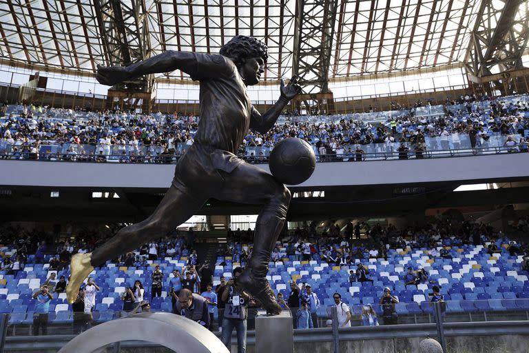 La estatua de Diego Armando Maradona en el estadio que lleva su nombre: el de Napoli
