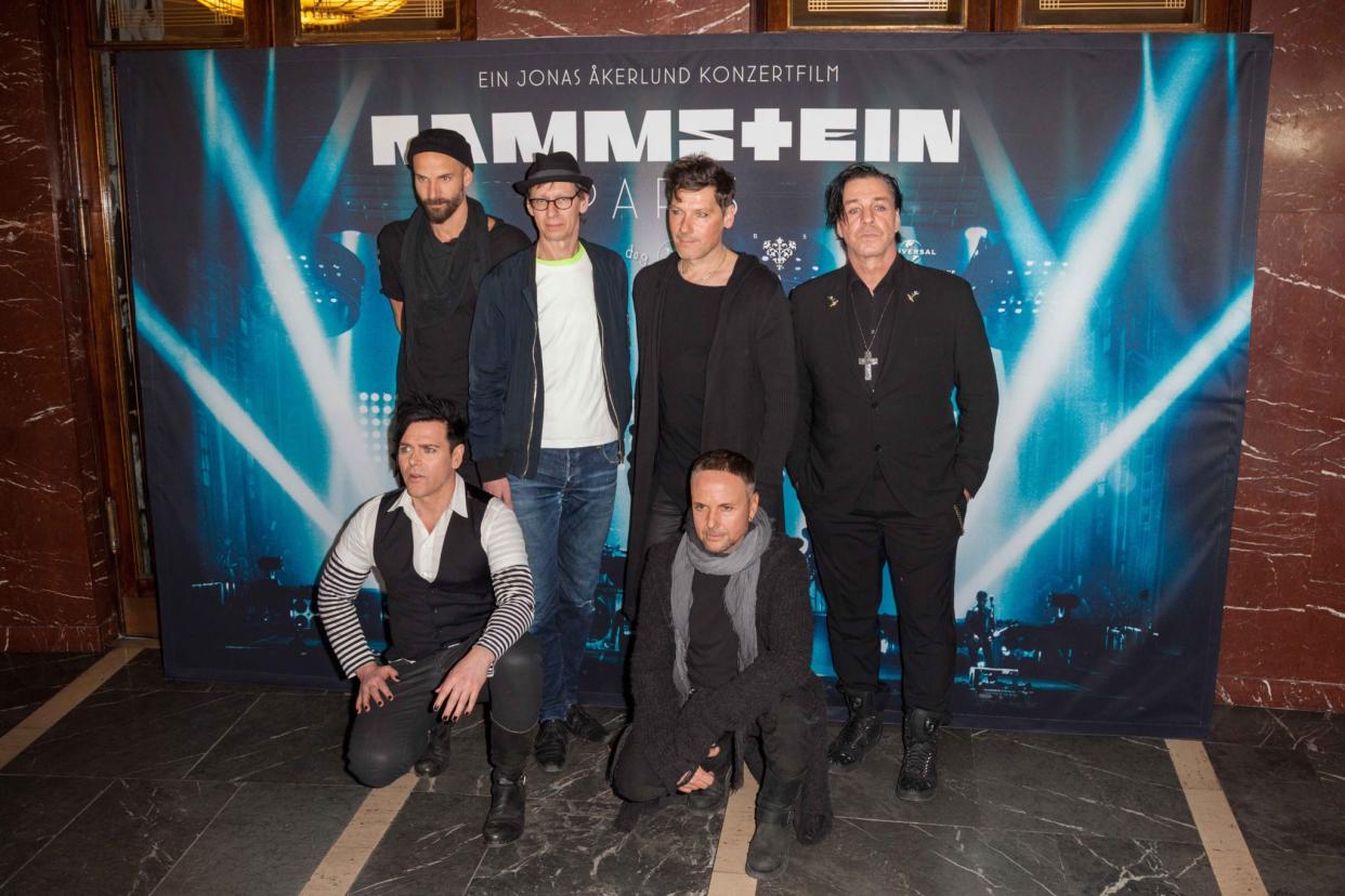 Rammstein zeigten sich bei der Premiere in der Berliner Volksbühne eher pressescheu. (Bild: Christian Nitzsche/Action Press)