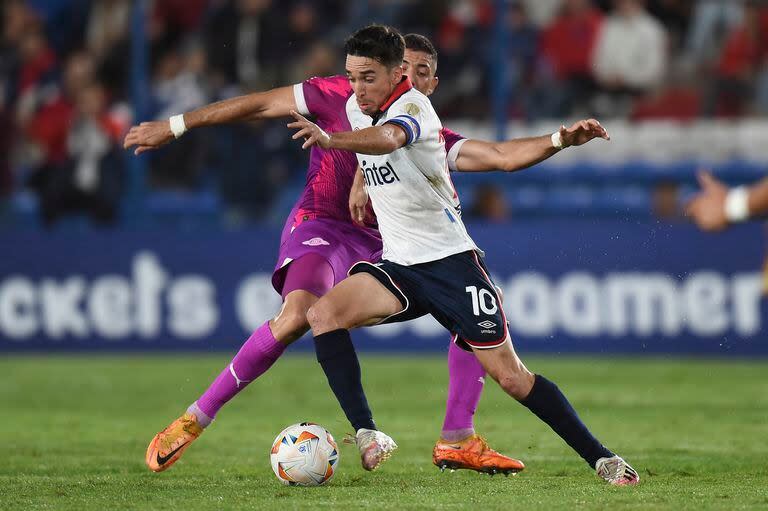 Mauricio Pereyra, volante creativo que fue uno de los mejores de Nacional, deja atrás a Caballero 