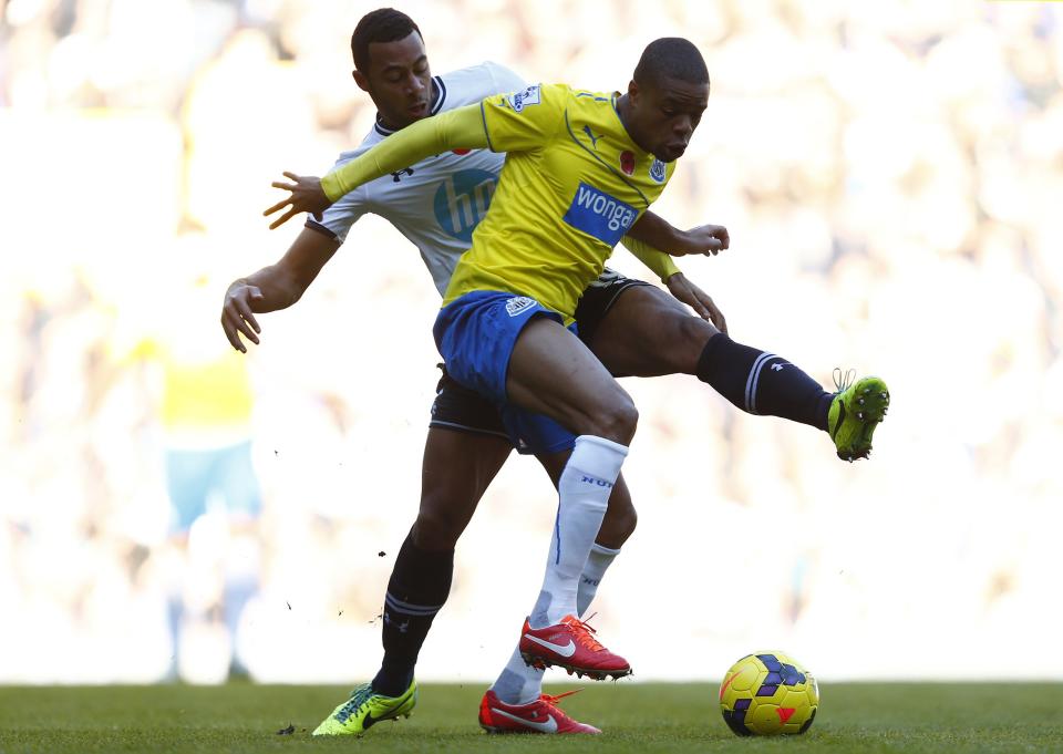 Tottenham Hotspur's Mousa Dembele (L) challenges Newcastle United's Loic Remy during their English Premier League soccer match at White Hart Lane in London November 10, 2013.