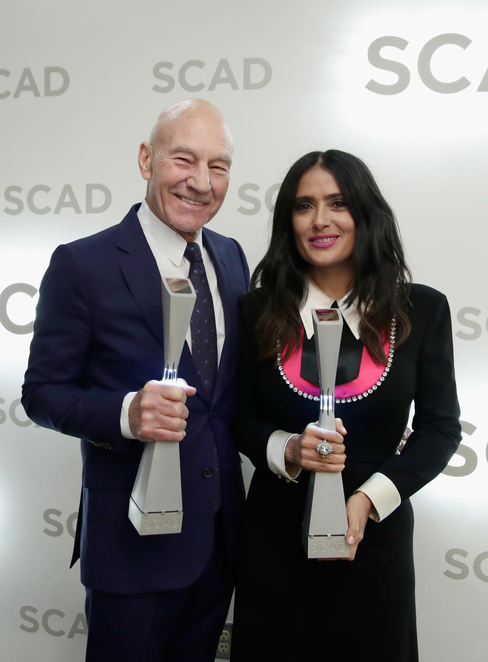 <p>Este fue el vestidito de Salma Hayek que dividió opiniones, pues muchos la compararon con una institutriz durante su paso por el festival de cine SCAD Savannah, en Georgia </p>