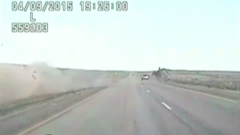 The driver loses control and the vehicle starts to roll. Photo: YouTube