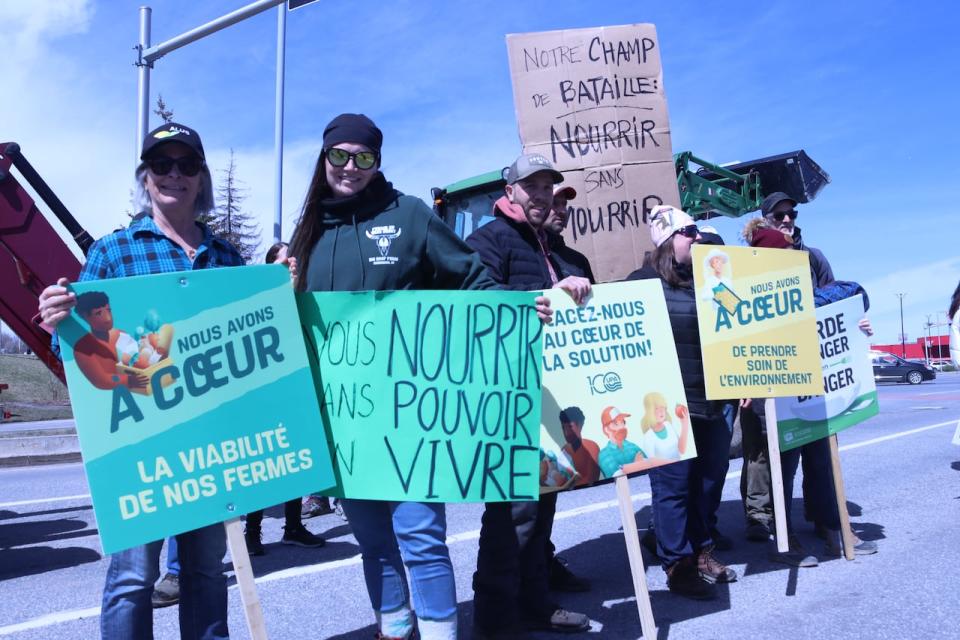 Carole Laplante (far left) joined her fellow farmers to protest on the side of Boulevard de la Carrière.