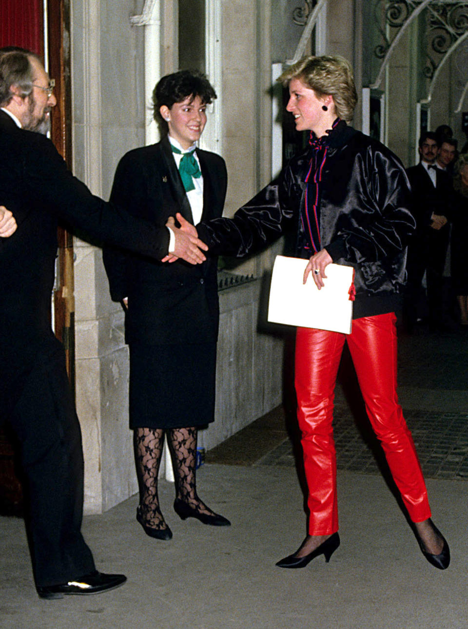 Como todo icono de moda que se precie, la princesa Diana se adelantó a las tendencias. Ya en 1987 pudimos verla con estos atrevidos pantalones rojos. (Foto: Tom Wargacki / Getty Images)