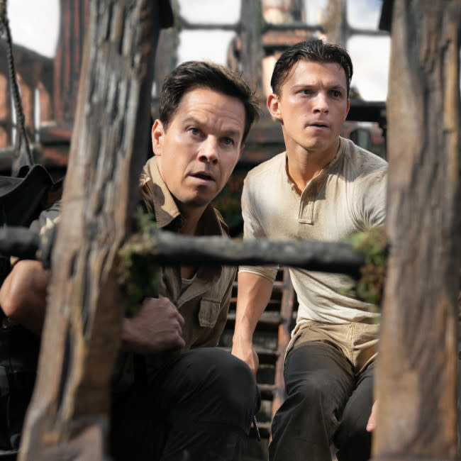 Mark Wahlberg y Tom Holland en la película de 'Uncharted' credit:Bang Showbiz