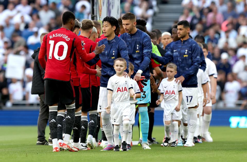 Spurs and United players shake hands before kick-off (EPA)