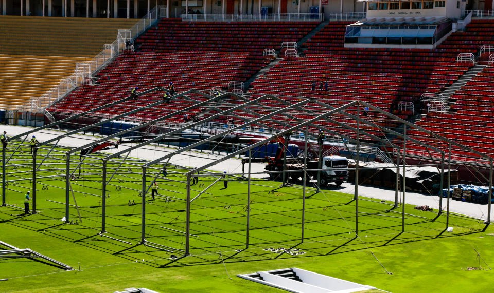 Gli operai al lavoro nel campo dello stadio Pacaembu a San Paolo: entro una decina di giorni, dovrebbe diventare un presidio ospedaliero per ospitare nuovi pazienti colpiti dal Coronavirus (Getty Images)