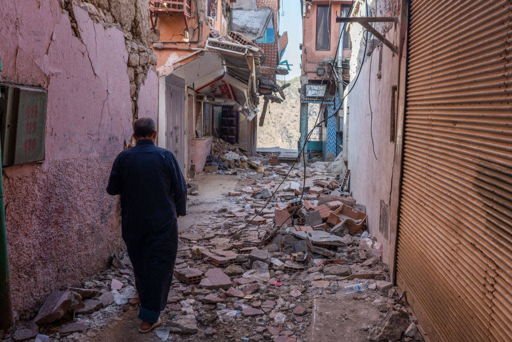 Des décombres de bâtiments endommagés recouvrant une rue de Moulay Brahim, au Maroc, le 11 septembre 2023.