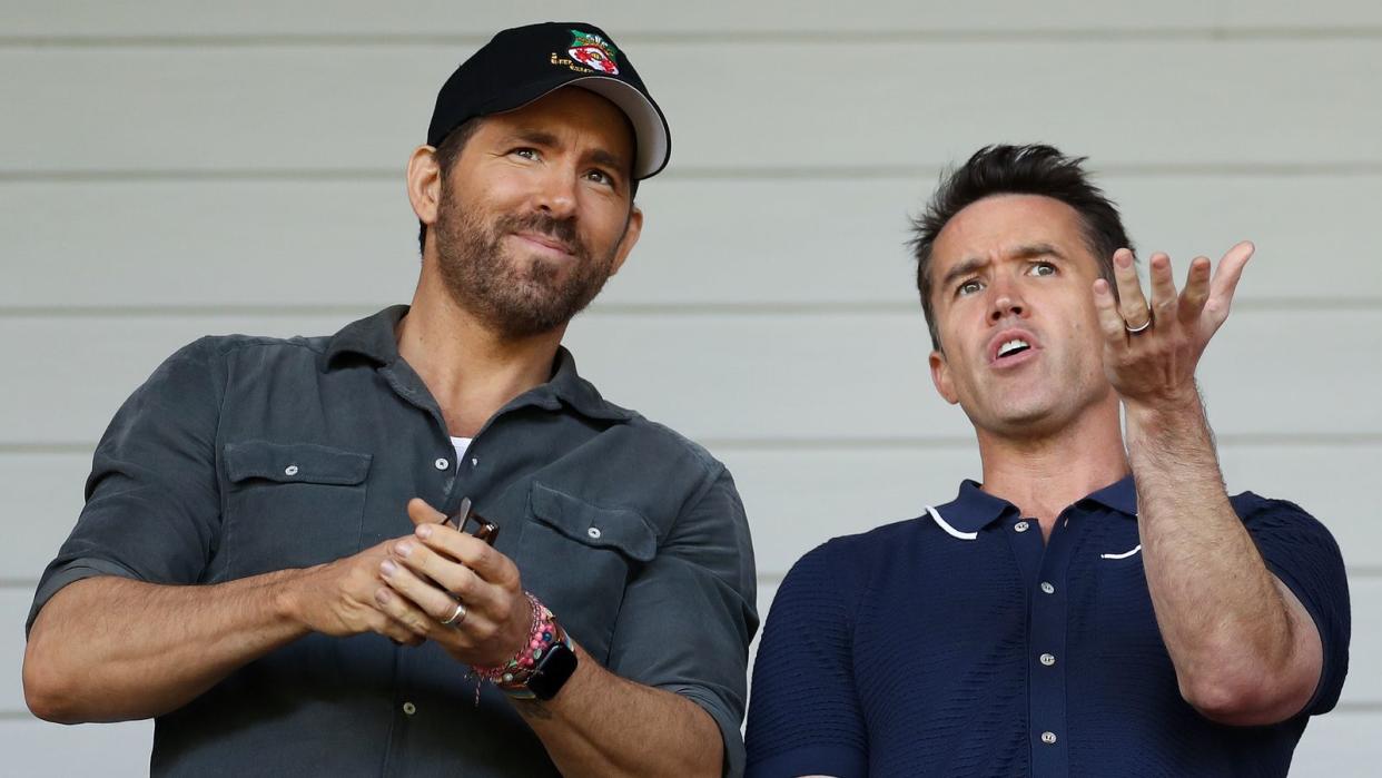 Ryan Reynolds und Rob McElhenney haben allen Grund zur Freude: Ihr Fußballclub Wrexham stieg kürzlich nach 15 Jahren in die Profiliga auf. Nun sind die Schauspieler auch noch an einem Formel-1-Club beteiligt.  (Bild: 2022 Getty Images/Lewis Storey)