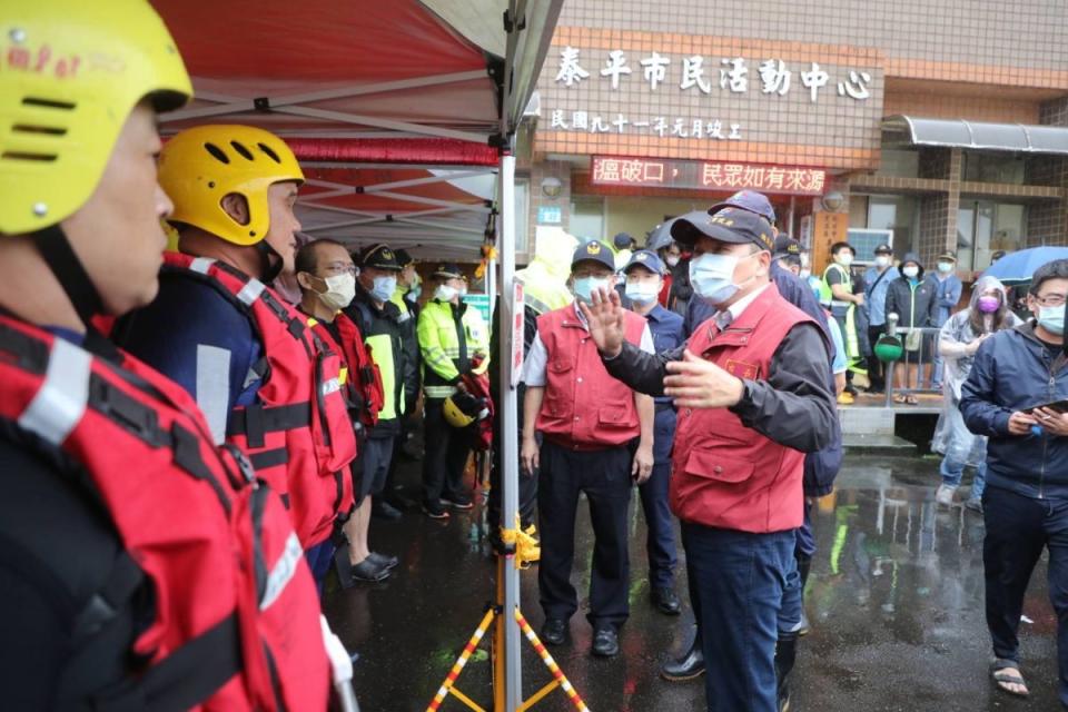 ▲虎豹潭驚傳落水意外，6人被大水沖走失蹤，至17日中午，已尋獲2名大人、2名孩童，呈現OHCA狀態，仍有2人失蹤，搜救人員持續搜救中，新北市長侯友宜17日上午至搜救現場坐鎮。（圖／新北市政府提供）