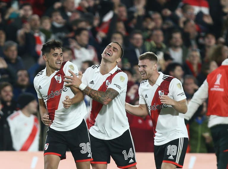 Todo es alegría entre Solari, el autor del cuarto gol, y Leandro González Pirez y Lucas Beltrán; River remontó un 0-1 y ganó por 4-2 con 10 jugadores.