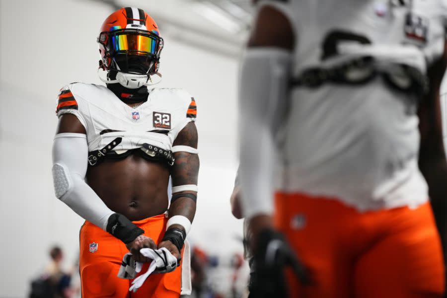 HOUSTON, TX – JANUARY 13: David Njoku #85 of the Cleveland Browns warms up before kickoff against the Houston Texans in the AFC Wild Card playoff game at NRG Stadium on January 13, 2024 in Houston, Texas. (Photo by Cooper Neill/Getty Images)