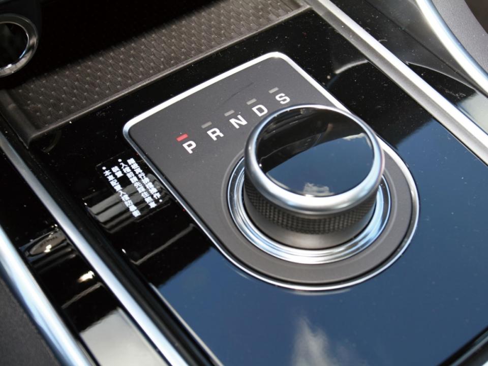 使用旋鈕式排檔桿，令車艙中的豪華品味遽增。