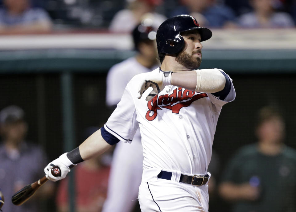 Jason Kipnis, de los Indios de Cleveland, conecta un jonrón de dos carreras frente a los Reales de Kansas City, en el juego del lunes 21 de abril de 2014 (AP Footo/Mark Duncan)