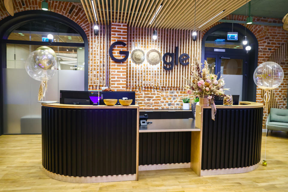 Recepción en la oficina de Google situada en un edificio histórico en la Plaza Mayor de Cracovia, Polonia, el 29 de noviembre de 2022. (Foto de Beata Zawrzel/NurPhoto vía Getty Images)