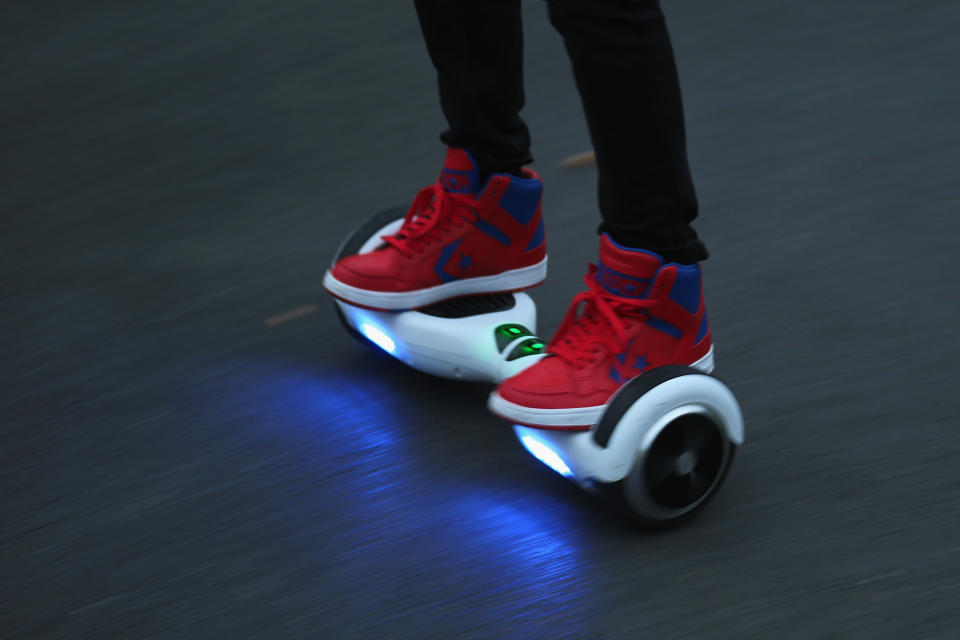 Im Juli 2016 rief die US-Verbraucherschutzbehörde eine halbe Millionen Hoverboards zurück. Bei den elektrisch betriebenen Skateboards mit zwei Rädern bestand aufgrund eines unzureichenden Überladungsschutzes Brand- und Explosionsgefahr.