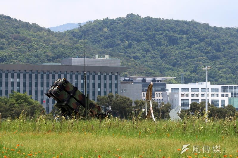 20220728-大佳河濱公園的愛國者飛彈，後方左邊是空軍司令部，右邊是國防部。（蘇仲泓攝）