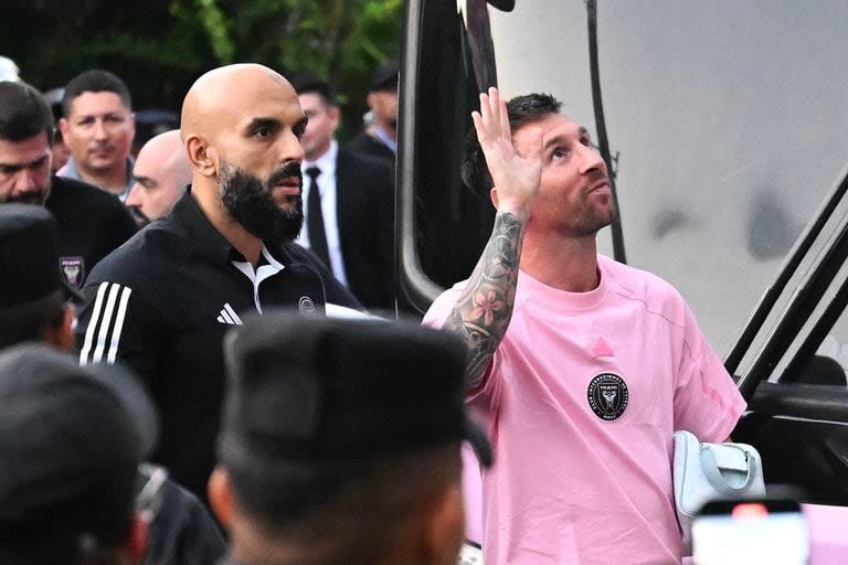 Leo Messi, custodiado por el guardaespaldas, en El Salvador