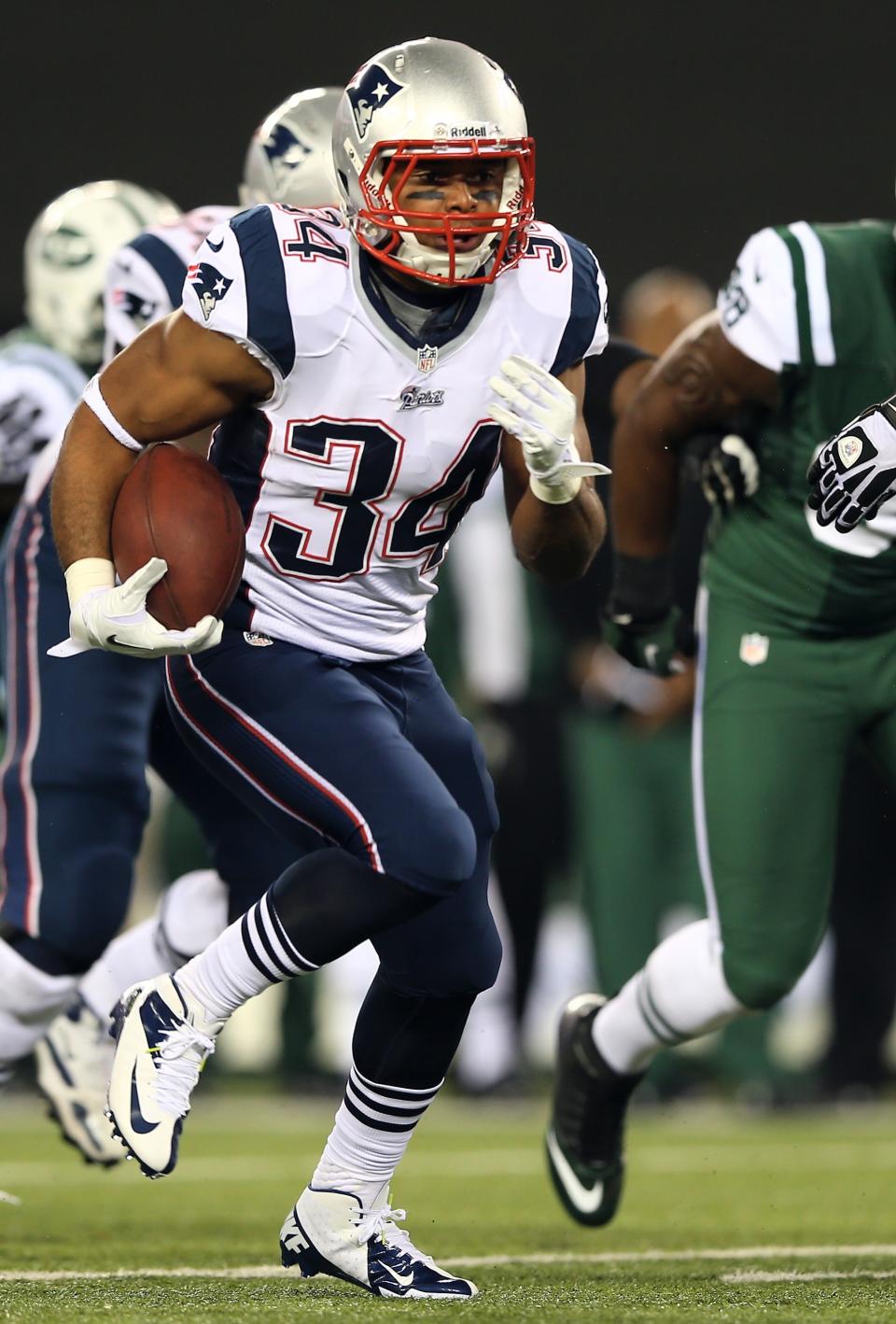 Shane Vereen #34 of the New England Patriots carries the ball in the first quarter against the New York Jets on November 22, 2012 at MetLife Stadium in East Rutherford, New Jersey. (Photo by Elsa/Getty Images)
