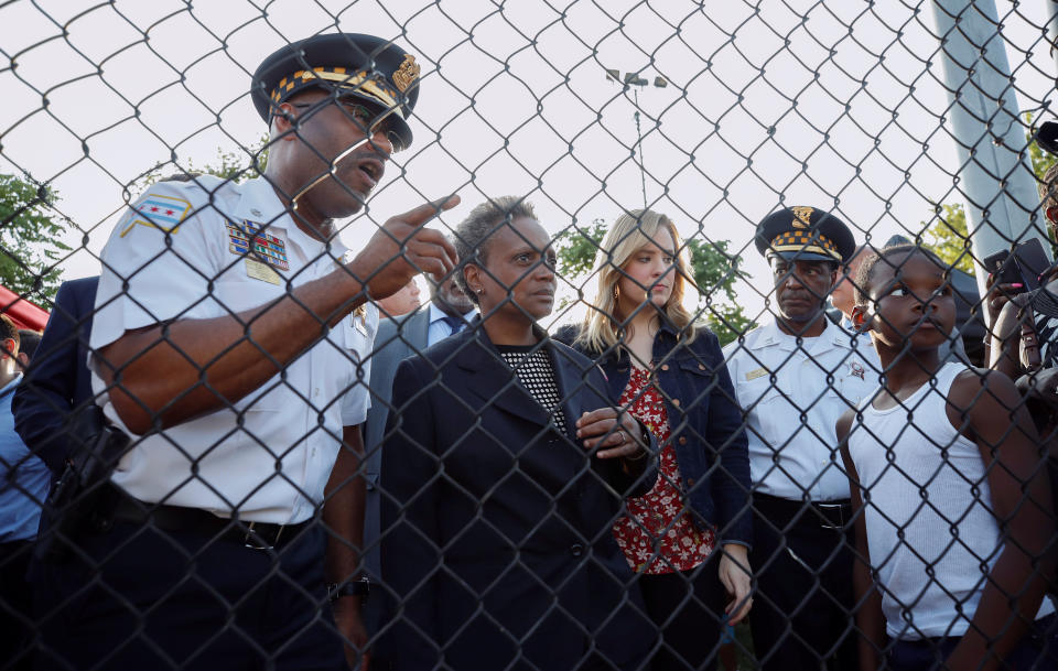 Lori Lightfoot talks with a Chicago Police commander.