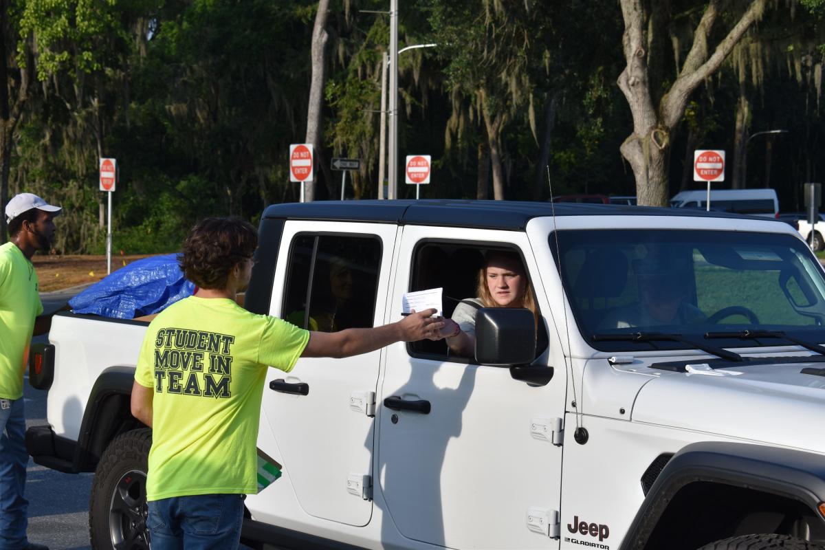 It's that time Students arrive at UF campus for movein day