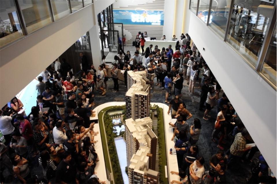 Home seekers queueing up to view the show suites at Seaside Residences. (Photo: Frasers Centrepoint Singapore)