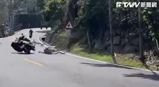 嘉義番路鄉台三線傳車禍，重機將自行車女騎士撞倒在地。（圖／翻攝臉書）