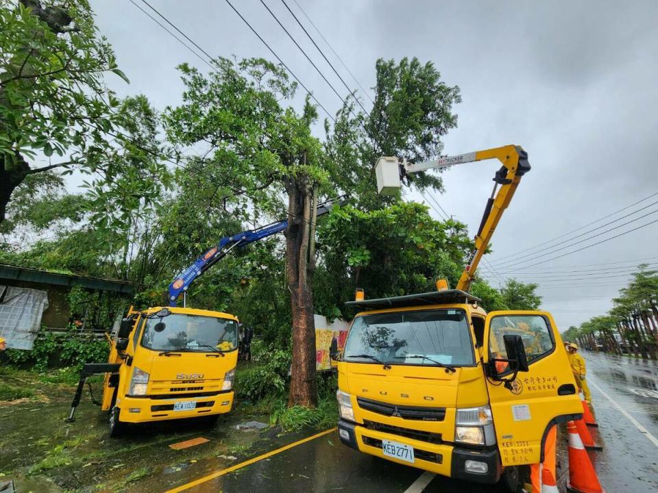 台電出動吊臂車搶俢電力。   圖：台電高雄區處提供