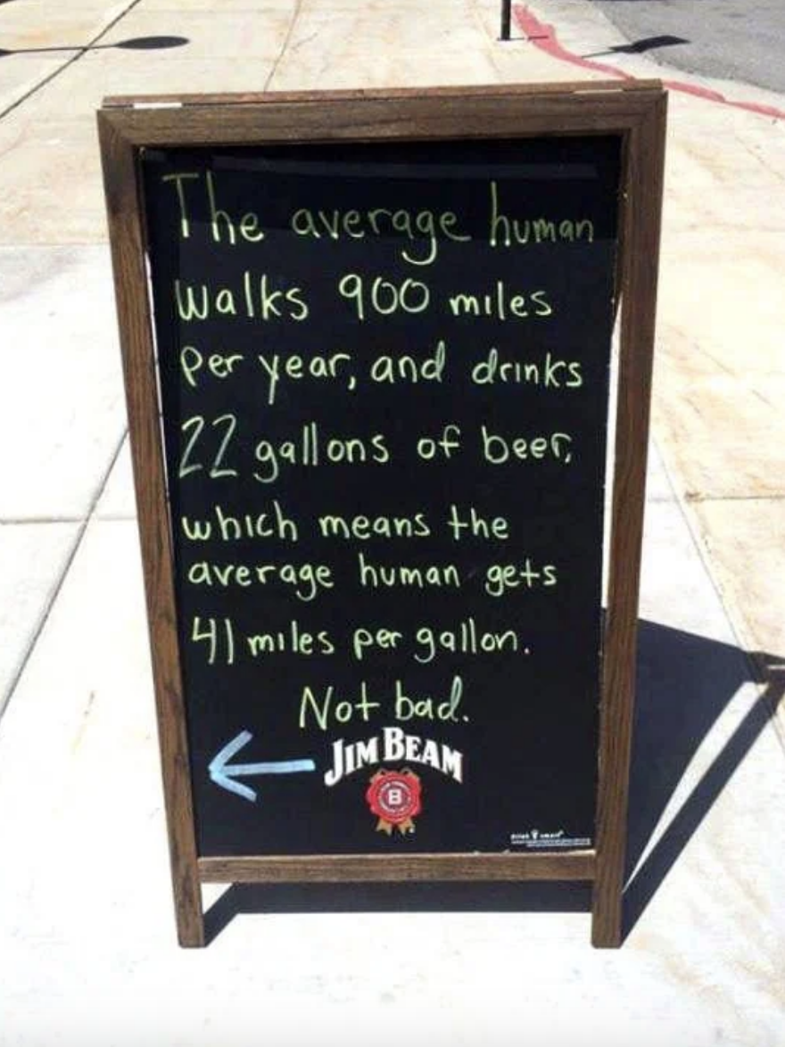 Tableau noir avec comparaison humoristique des kilomètres parcourus à pied et de la consommation de bière, crédité à Jim Beam